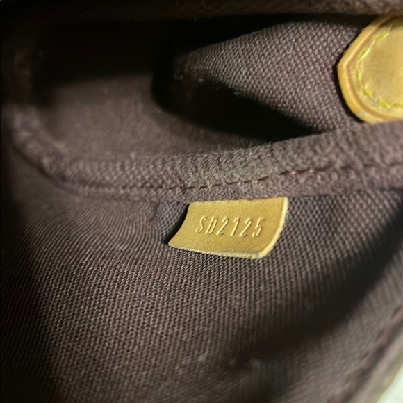 Louis Vuitton Favorite MM Monogram Crossbody Bag - Picture 6 of 16